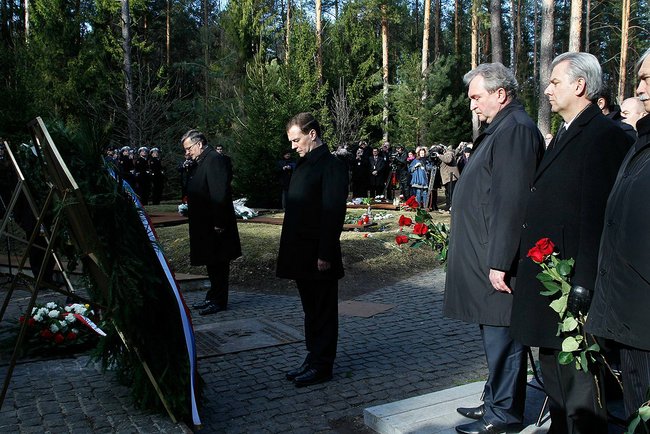 Russian President Dmitry Medvedev and Polish President Bronislaw Komorowski laying wreaths at the Katyn massacre memorial complex, 11 April 2011. Photo: Kremlin.ru / CC BY-SA 4.0