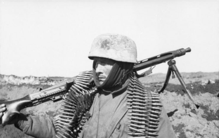 German paratrooper of the PK XI Flying Corps carrying a MG 42 machine gun in the Soviet Union in 1942.Photo: Bundesarchiv, Bild 101I-559-1076-29 / Haas / CC-BY-SA 3.0