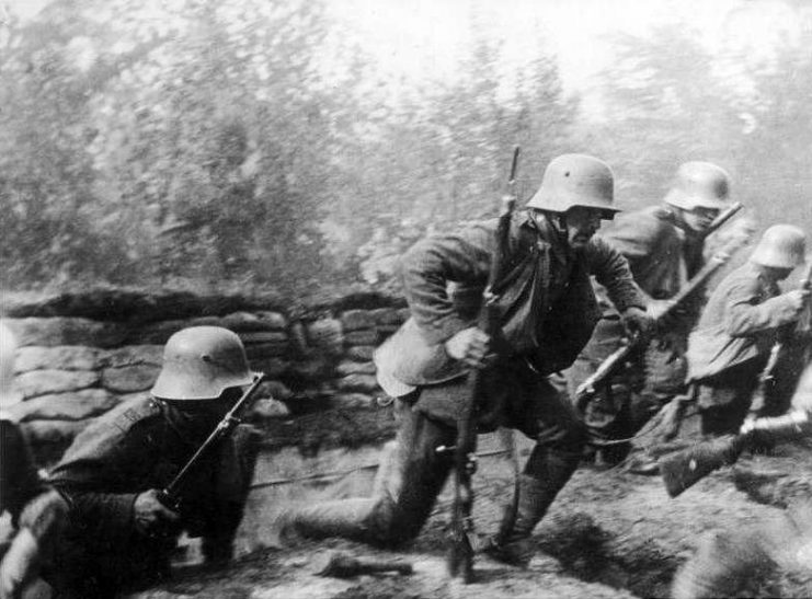 German Stoßtruppen (stormtroopers) rising from trenches to attac.Photo: Bundesarchiv, Bild 146-1974-132-26A : Unknown : CC-BY-SA 3.0