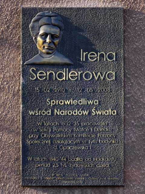 Irena Sendler memorial plaque on the wall of 2 Pawińskiego Street. The plaque was unveiled on what would have been her 100th birthday.Photo: Jake CC BY 2.0