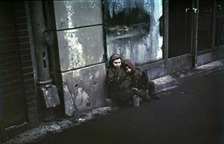 Jewish children in the Warsaw Ghetto.Photo: Bundesarchiv, N 1576 Bild-003 Herrmann, Ernst CC-BY-SA 3.0