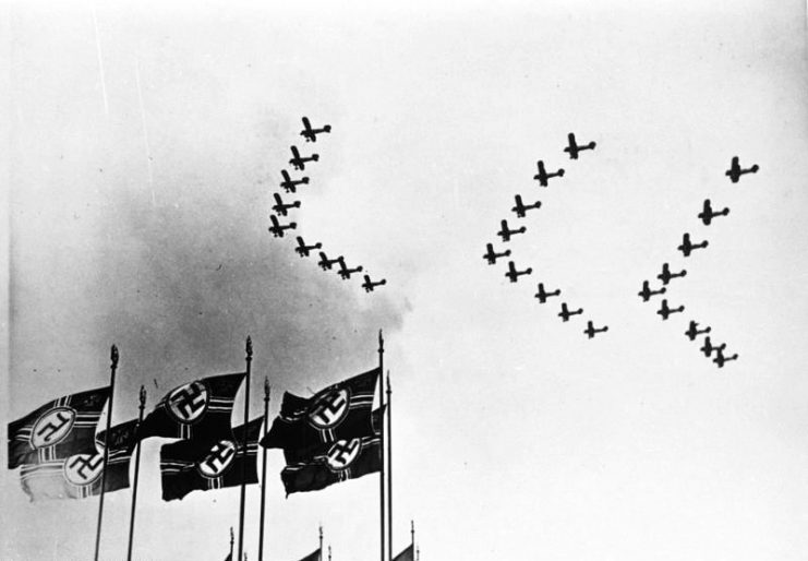 Luftwaffe aircraft flying in formation.Photo: Bundesarchiv, Bild 146-1978-106-25 CC-BY-SA 3.0