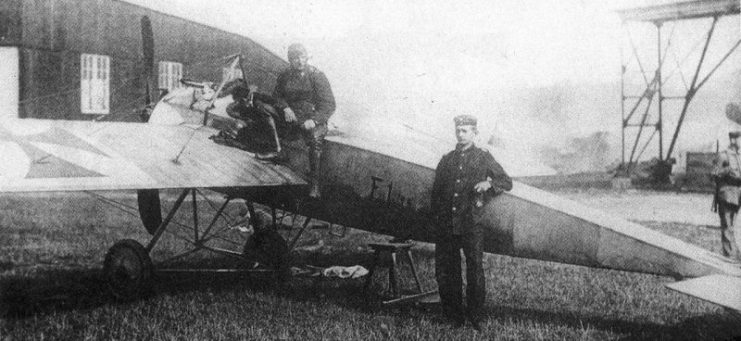 Parschau’s second Eindecker, an M.5K/MG Eindecker bearing serial E.1/15 with unique, lowered mid-fuselage wing mount modification