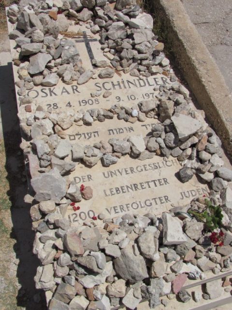 Schindler’s grave in Jerusalem. The Hebrew inscription reads: “Righteous Among the Nations”. Photo: Yoninah / CC BY-SA 3.0