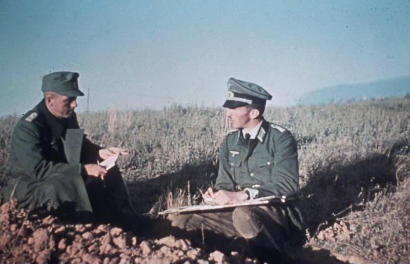 Situation briefing near Stalingrad between a German company commander and a platoon leader. Bundesarchiv, Bild 169-0952   CC-BY-SA 3.0