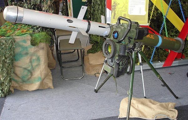 SPIKE ATGM complete with mock-up SPIKE LR missile.Photo: Dave1185 CC BY 3.0