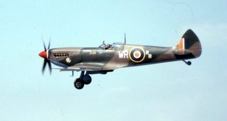 Spitfire Mk.IX no. PT672 flown by Major Alan Lurie. WR Markings signify 40 Squadron SAAF (Jun 43 – Oct 45). Photo: Col André Kritzinger CC BY-SA 3.0