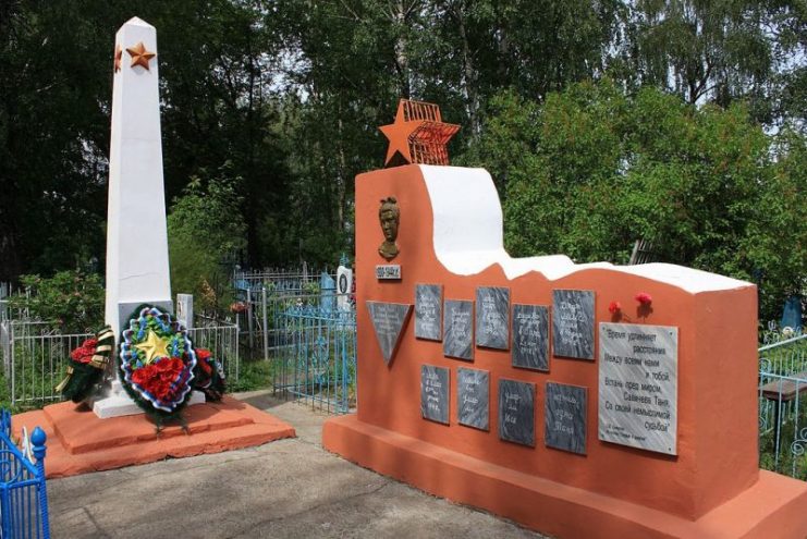 Stele and commemorative wall in memory of Tanya Savicheva at Krasny Bor.Photo: Arzy Arzamas CC BY 3.0