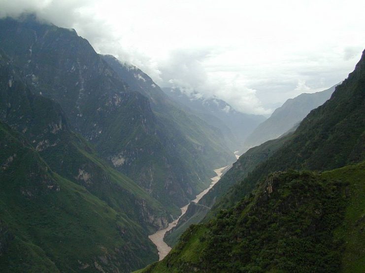 Tiger Leaping Gorge in the Jade Dragon Snow Mountain massif of western Yunnan province.Photo: Croquant CC BY-SA 2.5