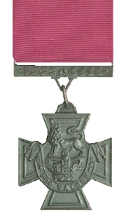 Obverse of the cross; ribbon: 1½” (38 mm), crimson (blue ribbon for naval awards 1856–1918)