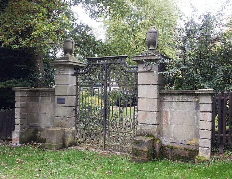 Entrance gate, Waldfriedhof Fulmecke in Meschede (Germany).Photo: Stefan Didam CC BY-SA 3.0