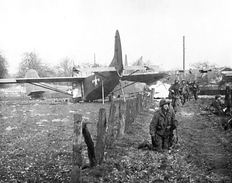 American glider troops of the 194th Glider Infantry Regiment after landing near Wesel.