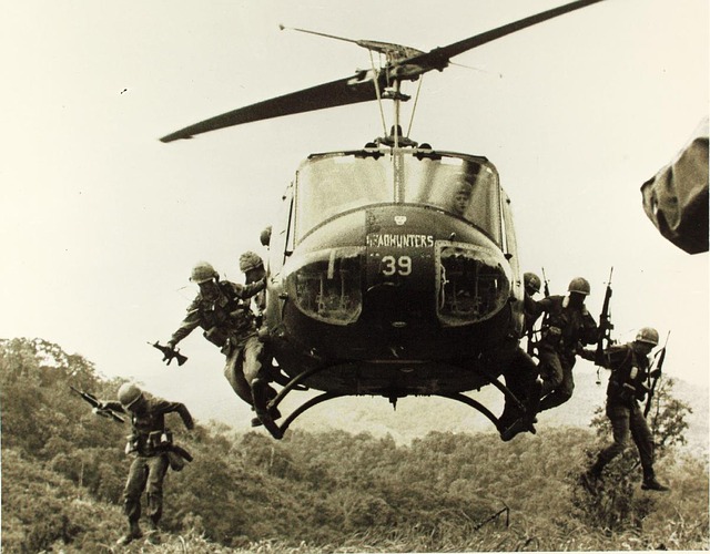 Assaut par héliportage avec les Huey Militaria Vietnam 