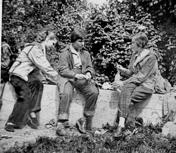 Edda Göring (left) on a class excursion of the St. Anna Oberrealschule in Munich around 1954