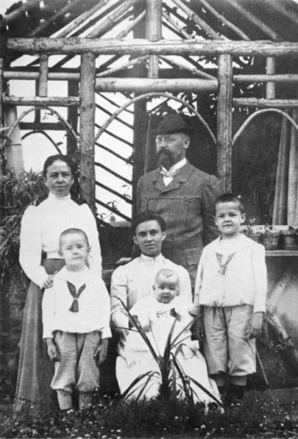 Gebhard and Anna Himmler (standing) with their three children: Heinrich (left), Ernst (centre) and Gebhard (right) in 1906.Photo: Bundesarchiv, N 1126 Bild-33-025 Unknown CC-BY-SA 3.0