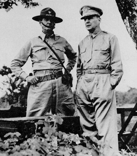 Generals Wainwright (left) and MacArthur.
