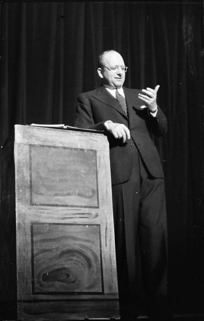 Finck in a comedy cabaret, 1937. Photo: Willy Pragher / CC BY 3.0