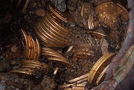 Saddle Ridge Hoard of coins and dirt. Photo: Kagin’s Inc. CC BY-SA 3.0