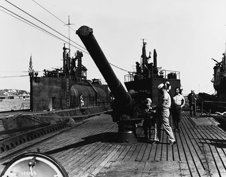US Navy personnel inspecting the gun of I-400.