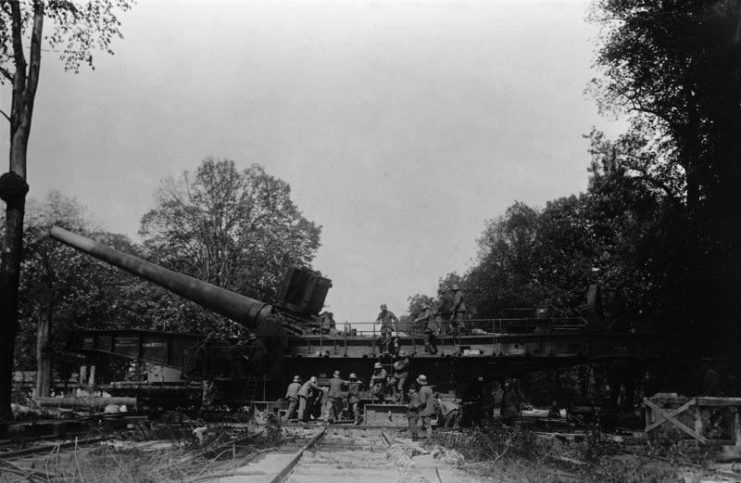 Long Max mounted on its combined railway and firing platform. Photo: Bundesarchiv, Bild 102-00153 / CC-BY-SA 3.0