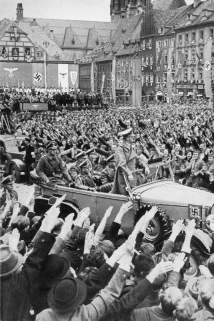 Adolf Hitler drives through the crowd in Cheb, October 1938. Photo: Bundesarchiv, Bild 137-004055 / CC-BY-SA 3.0.