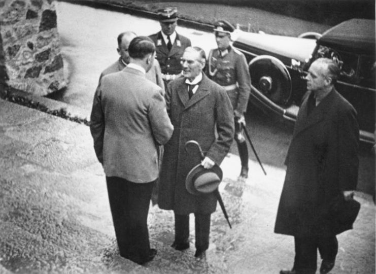 Adolf Hitler greets British Prime Minister Neville Chamberlain on the steps of the Berghof, 15 September 1938. Photo: Bundesarchiv, Bild 183-H12478 / Unknown / CC-BY-SA 3.0