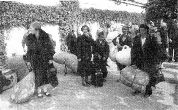 Czechs expelled from the border looking for new home, October 1938.