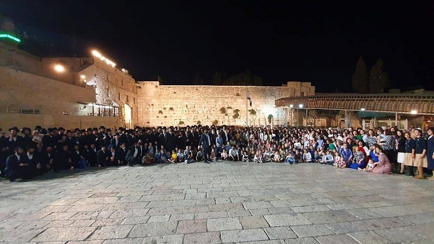 400 descendants of Holocaust survivor Shoshana Ovitz, 104,  at the Western Wall in Jerusalem to fulfill her birthday wish. Source: Twitter.