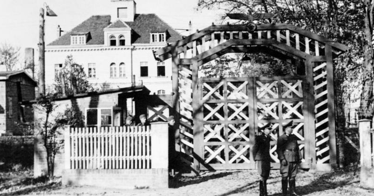 German officers at the entrance to Oflag XXI-B at Schubin (Szubin).
