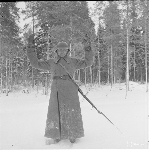 A staged picture of a Soviet soldier surrendering to the Finns. Such pictures were often used to highlight the incapability of the enemy. Source: Finnish Defence Forces Wartime Photographic Archive (thereafter SA-kuva)