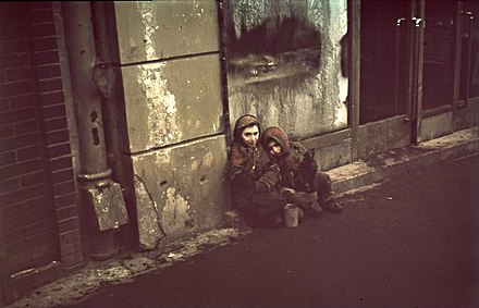 Jewish children in the Warsaw GhettoBundesarchiv, N 1576 Bild-003 / Herrmann, Ernst / CC-BY-SA 3.0