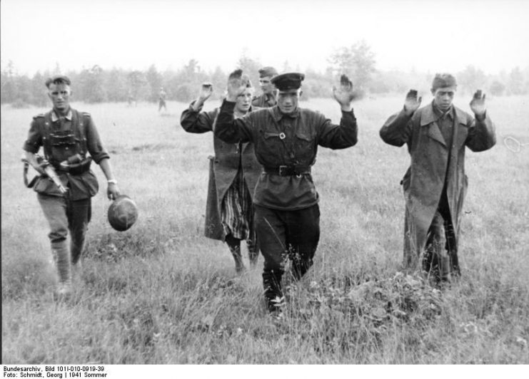Soviet POWs captured by Germans, late 1941. Photo: Bundesarchiv, Bild 101I-010-0919-39 / Schmidt, Georg / CC-BY-SA 3.0