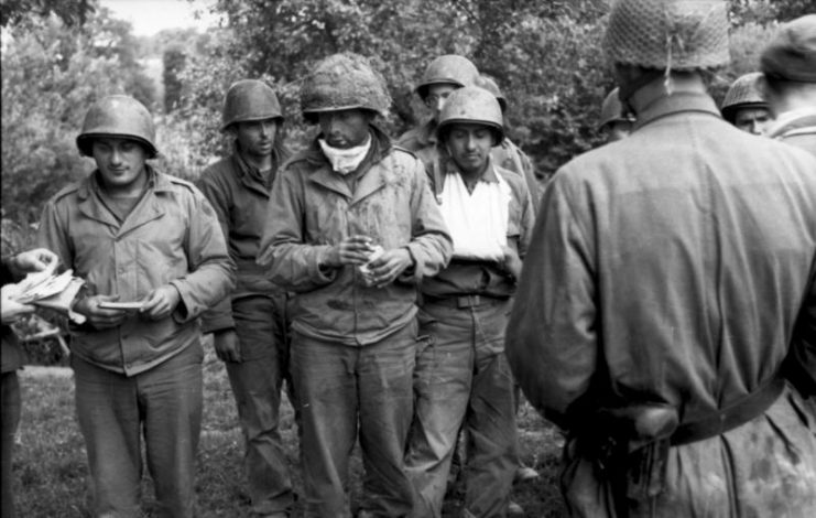 Fallschirmjäger with American prisoners of war, in France. Photo: Bundesarchiv, Bild 101I-583-2149-07 / Zimmermann / CC-BY-SA 3.0