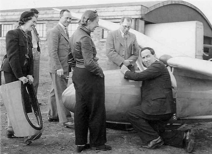 Slingsby, kneeling with Amy Johnson