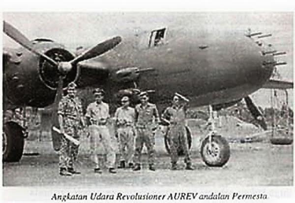 Sorry, not a High-Quality photo, but a very rare one, with our CIA pilot Allen Pope in front of a B-25 Mitchell Bomber/ Attack Plane with its impressive 6 Machine Guns Killernose. The central player of this story, Allen Pope, is standing here with the Indonesian Colonels who had started a revolt in Indonesia against President Sukarno with a combined uprising on Sumatra and Sulawesi (Celebes).