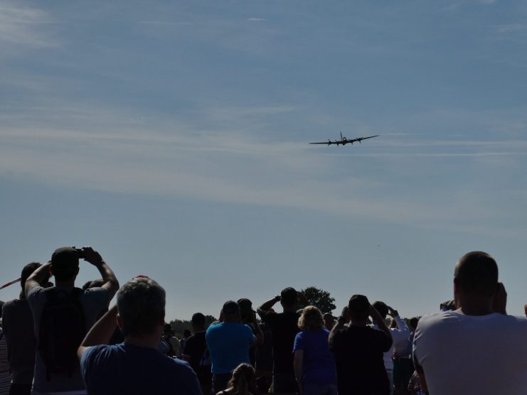 The audience at Sanicole airshow watching the flight of B-17 ‘Sally-B’.