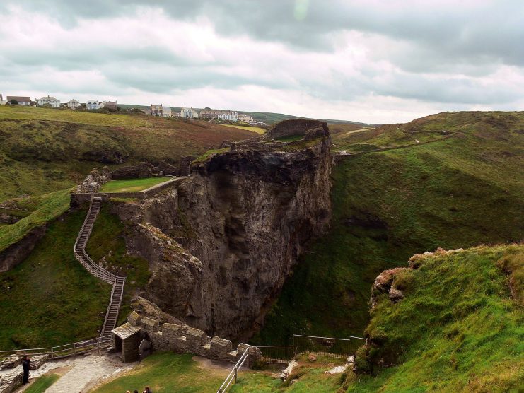 The ruins of the upper mainland courtyards of Tintagel Castle, Cornwall. Kerry Garratt CC BY-SA 2.0