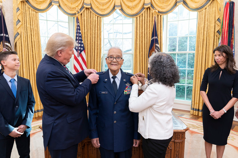 Official White House photo by Shealah Craighead