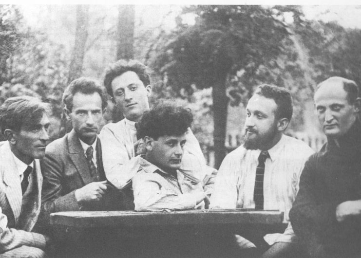 Melech Ravitch (second from right), with Mendl Elkin, Peretz Hirschbein, Uri Zvi Greenberg, Peretz Markish and I. J. Singer in 1922