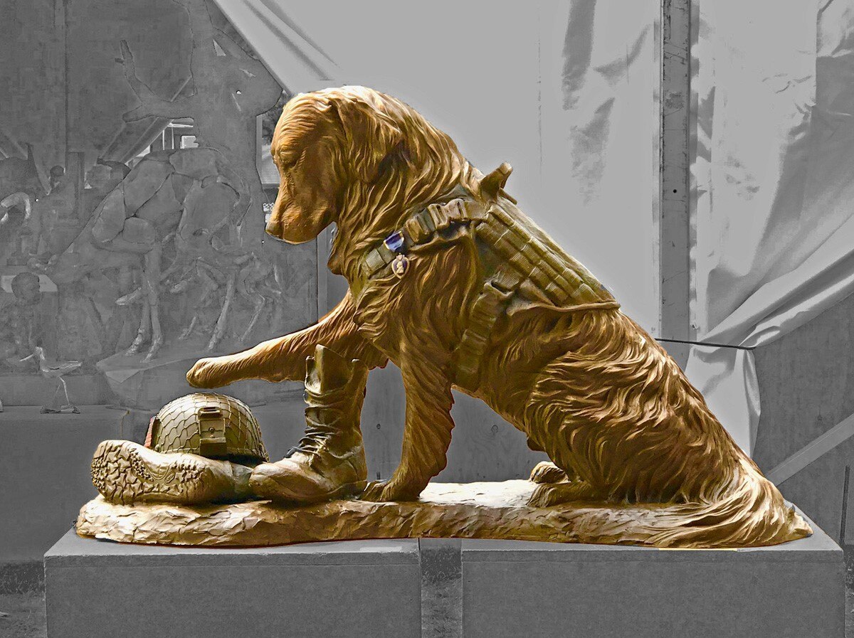 “My Hero, My Friend,” a tribute to military working dogs sculptor Susan Norris. Photo by Susan Norris. www.susannorrisartworks.com