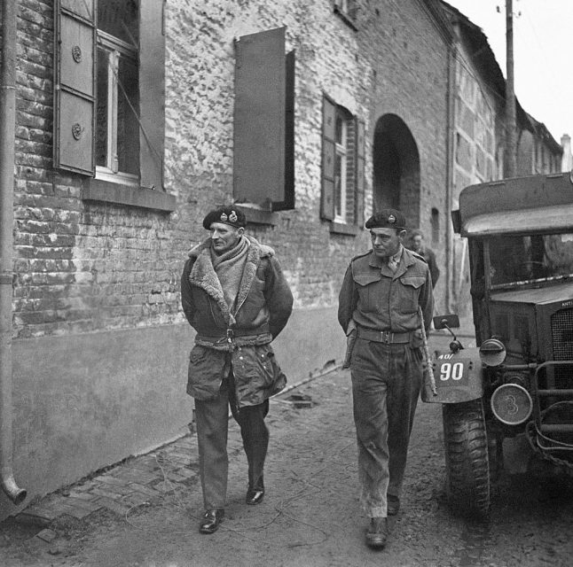 Le général Montgomery visitant une ville conquise en Allemagne en 1945. (Photo by Keystone-FranceGamma-Rapho via Getty Images)