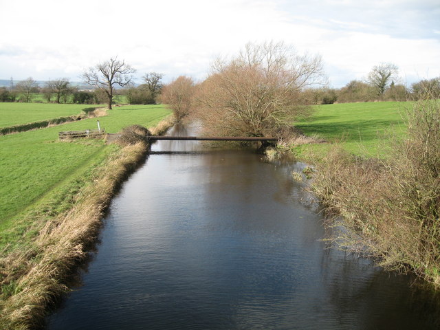 The GPSS WW2 Pipelines crosses the non-navigable Stroudwater Canal, near to Whitminster, Gloucestershire. Caroline Tandy CC BY-SA 2.0