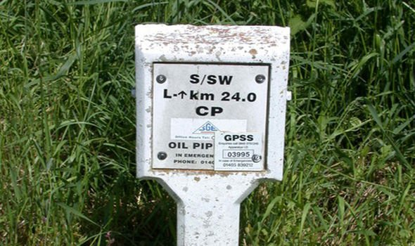 WW2 Pipelines. GPSS marker plate, near Heydon, Cambridgeshire, Great Britain. The marker text: S/SW shows marker is on the Sandy-Saffron Walden link. Keith Edkins CC BY-SA 2.0
