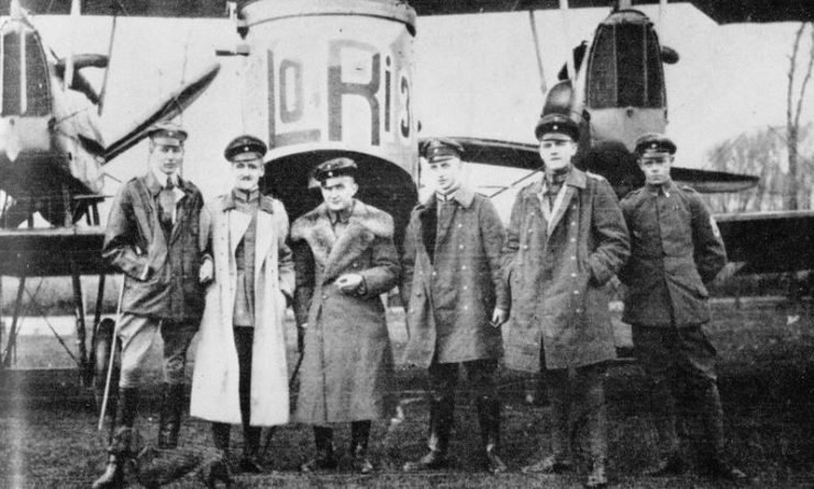 Members of Kagohl 3 in front of a Gotha, 1917