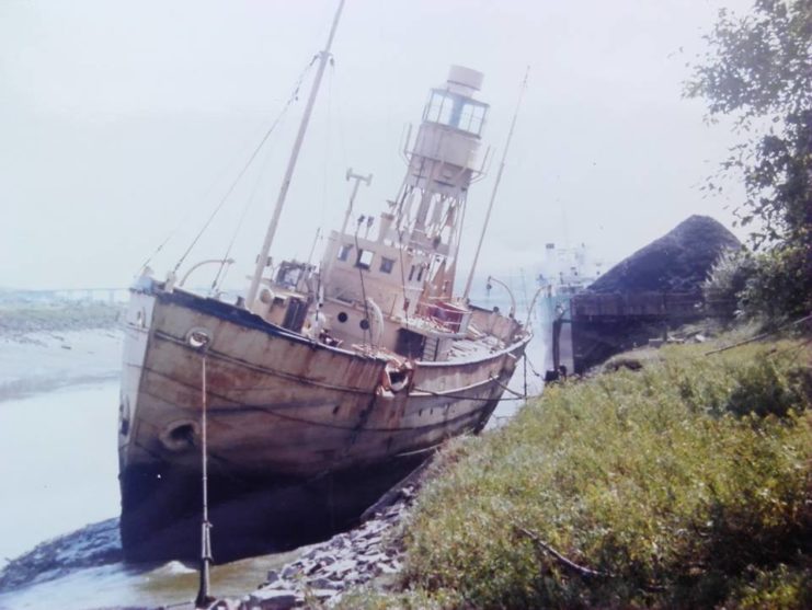 D-Day Vet lv72 lightvessel at Neath Abbey 1987 by David Channon, glass still intact, there are stories that she used to break away from her moorings and end up down stream, you will notice in some of the following photos she is along side the quay. Credit Lyndon Pritchard – Friends of Light Vessel LV72 JUNO