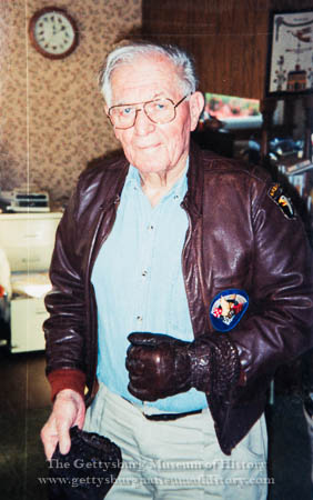 Winters wearing a pair of Fallschirmjäger gloves that he had sent back. Credit: www.gettysburgmuseumofhistory.com