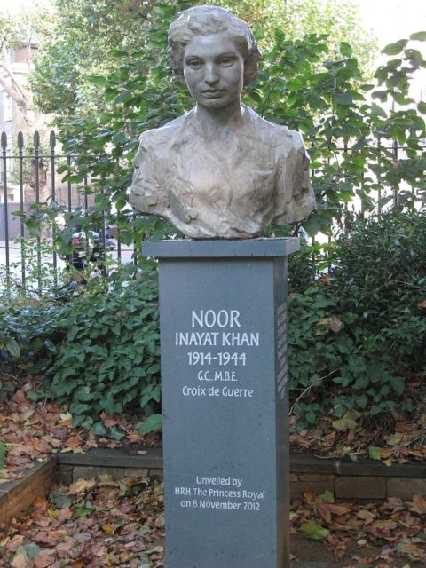 Memorial bust of Noor Inayat Khan in Gordon Square Gardens, London. Henk van der Wal – CC BY-SA 3.0