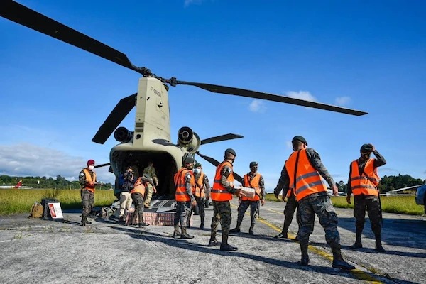 In partnership with Guatemalan forces, Joint Task Force-Bravo unloads emergency supplies from a U.S. Army CH-47 Chinook, assigned to the 1-228th Aviation Regiment, in Guatemala, Nov. 8 2020. Image by US Air Force.