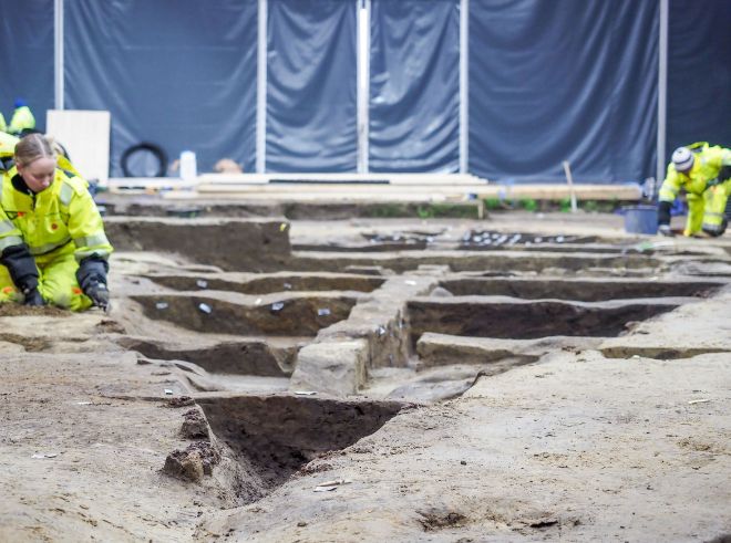 The partly uncovered Gjellestad longship. Image by Margrethe K. H. Havgar KHM