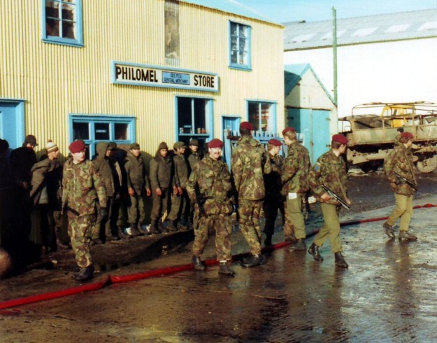 Members of the British Parachute Regiment guard Argentine prisoners at Port Stanley, Falkland Islands Image by Griffiths911 CC BY-SA 3.0.